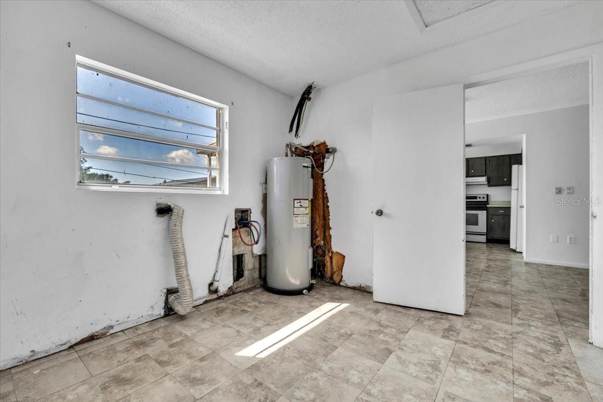 Image 27 of 44 For 22265 Niagara Avenue