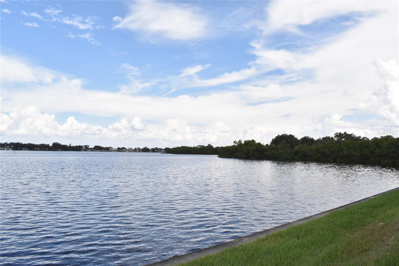 Image 11 of 18 For 220 Pompano Drive Se H