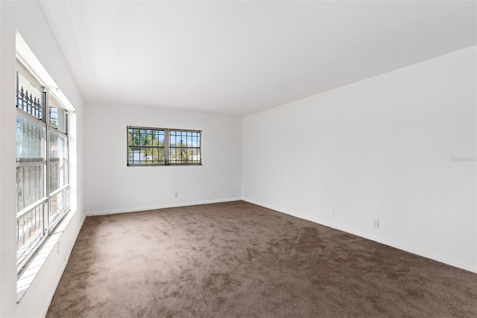 Image 7 of 44 For 815 Papaya Drive