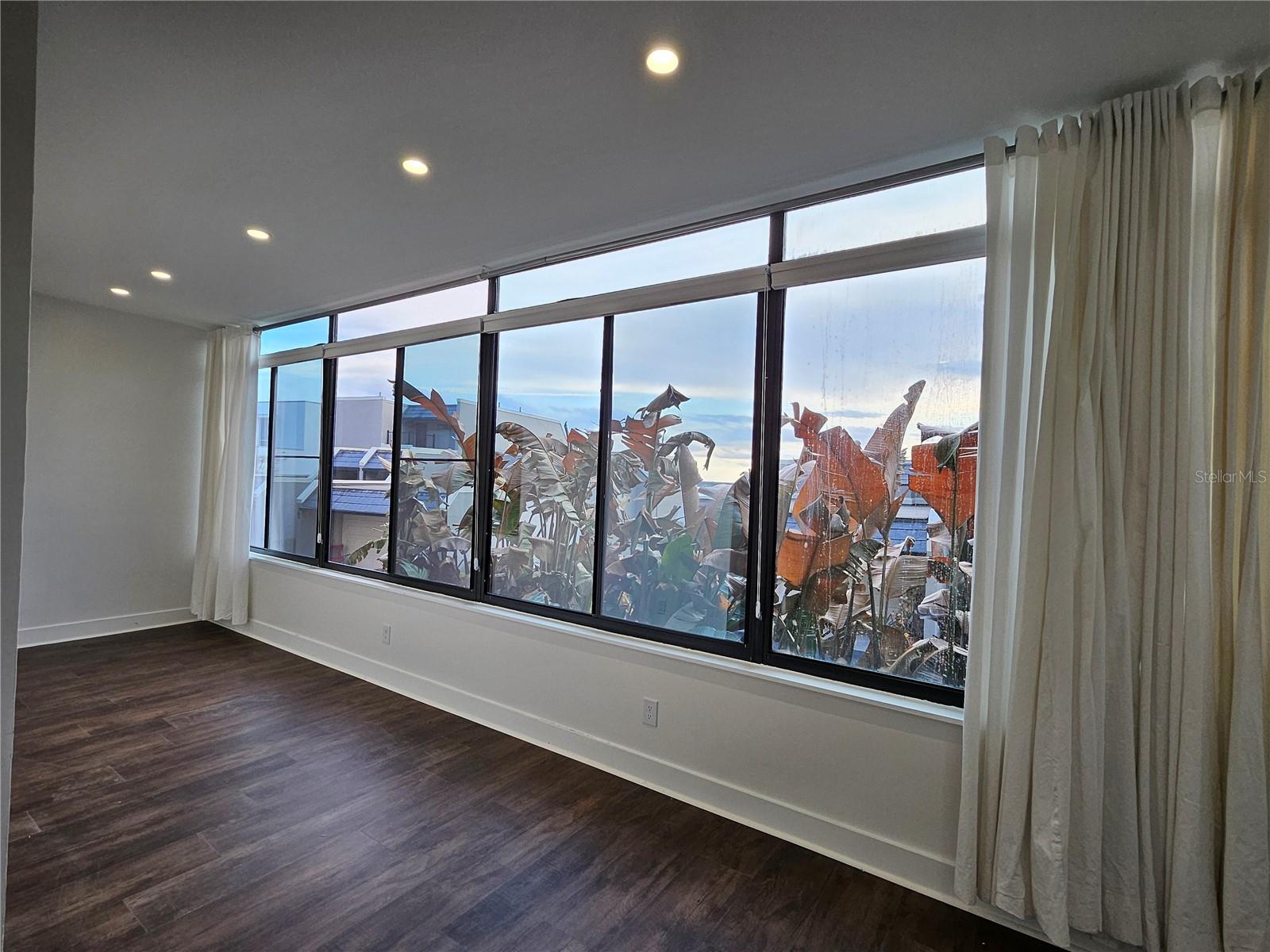 Image 11 of 35 For 715 Helen Street 5