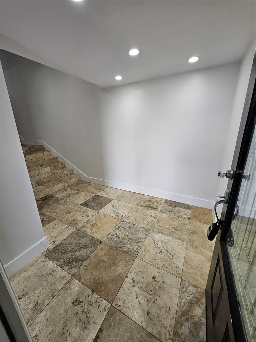 Image 2 of 35 For 715 Helen Street 5