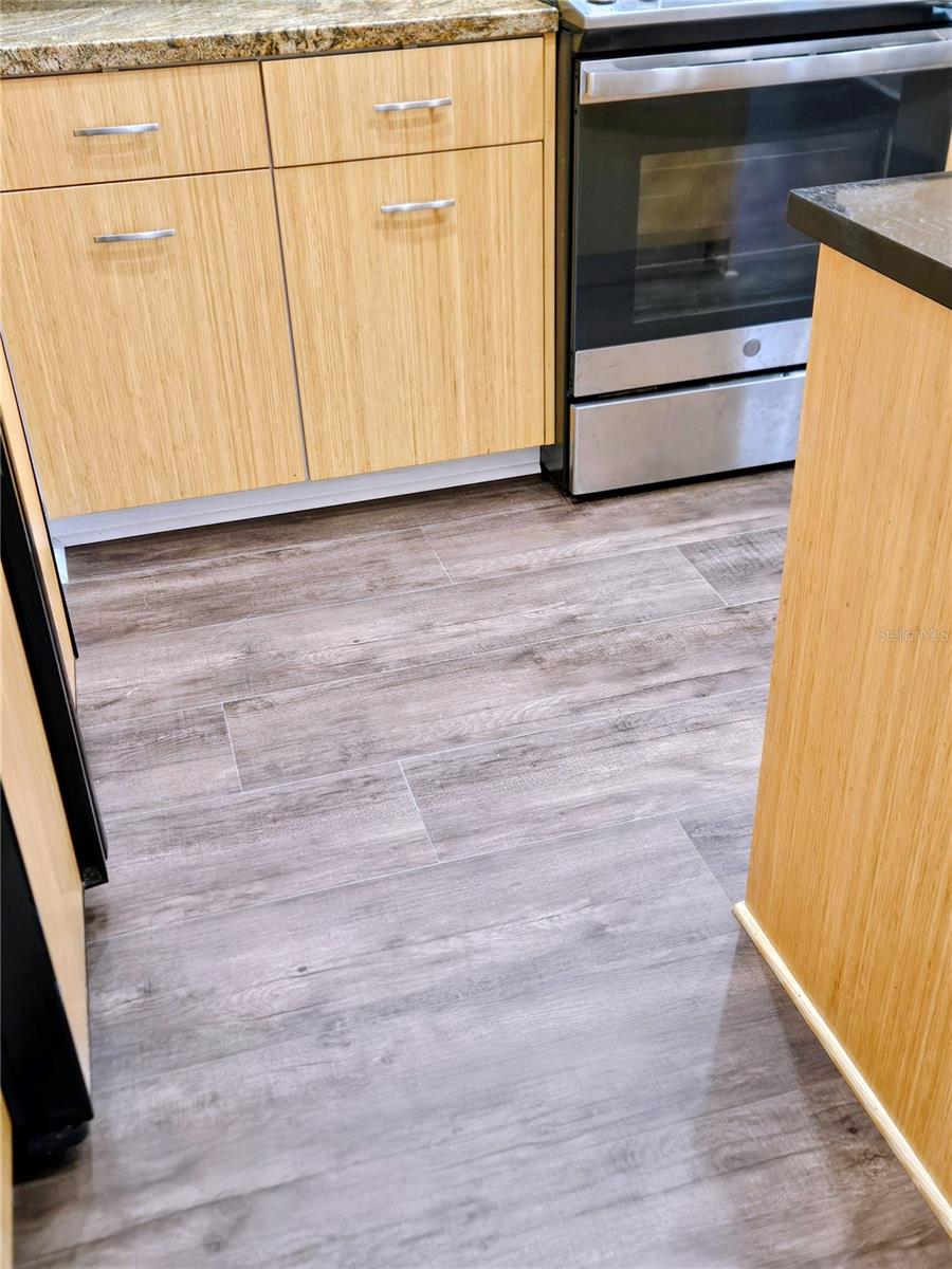 Image 26 of 35 For 715 Helen Street 5