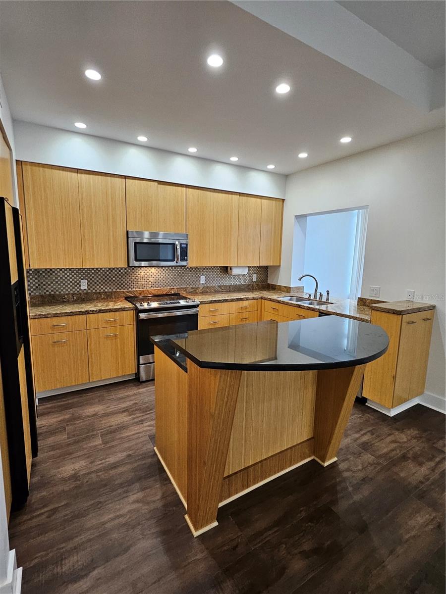 Image 3 of 35 For 715 Helen Street 5