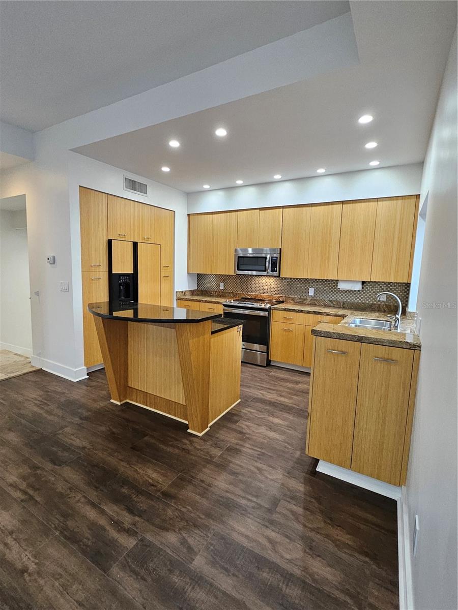 Image 4 of 35 For 715 Helen Street 5