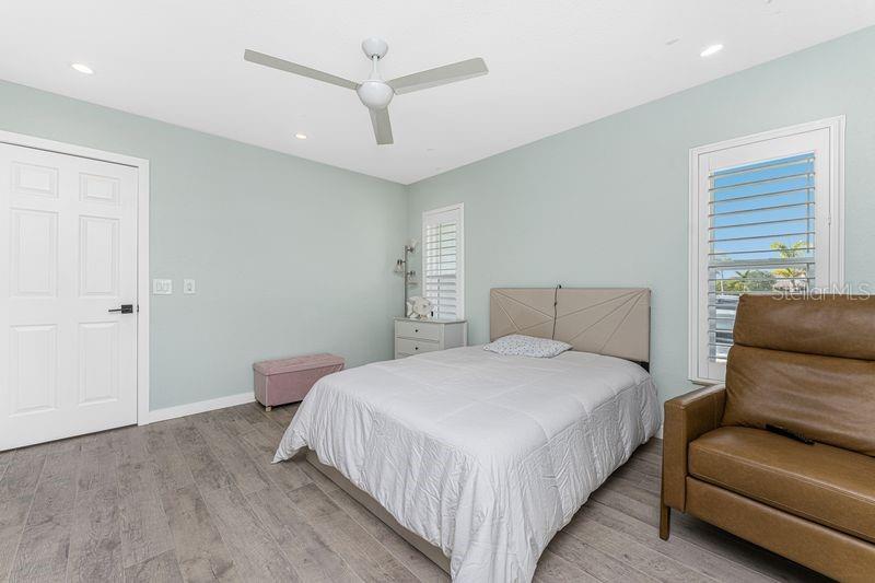 Image 23 of 57 For 139 Seville Place Sw