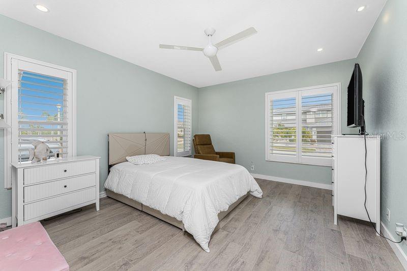 Image 26 of 57 For 139 Seville Place Sw