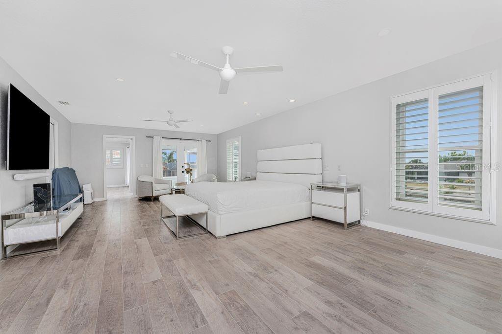 Image 31 of 57 For 139 Seville Place Sw