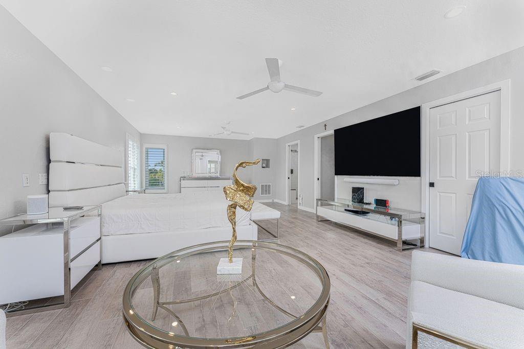 Image 32 of 57 For 139 Seville Place Sw