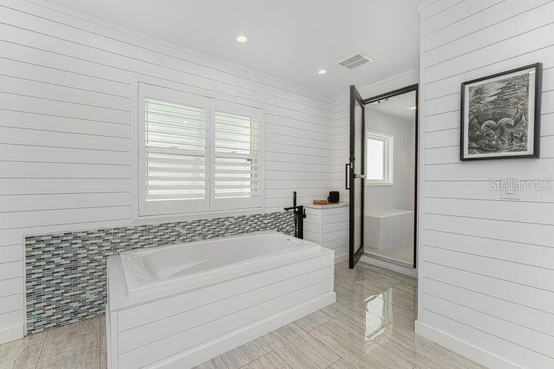 Image 37 of 57 For 139 Seville Place Sw