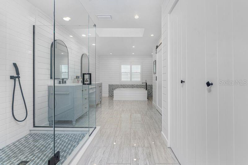 Image 41 of 57 For 139 Seville Place Sw