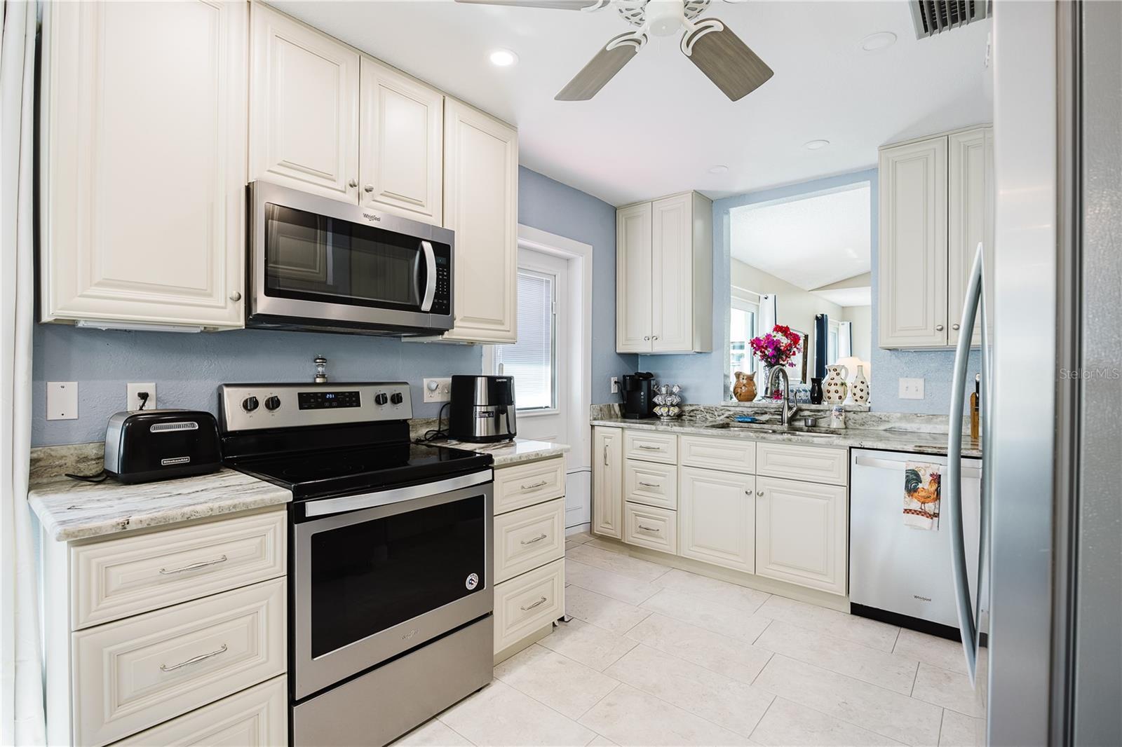 Image 11 of 39 For 689 Linden Drive