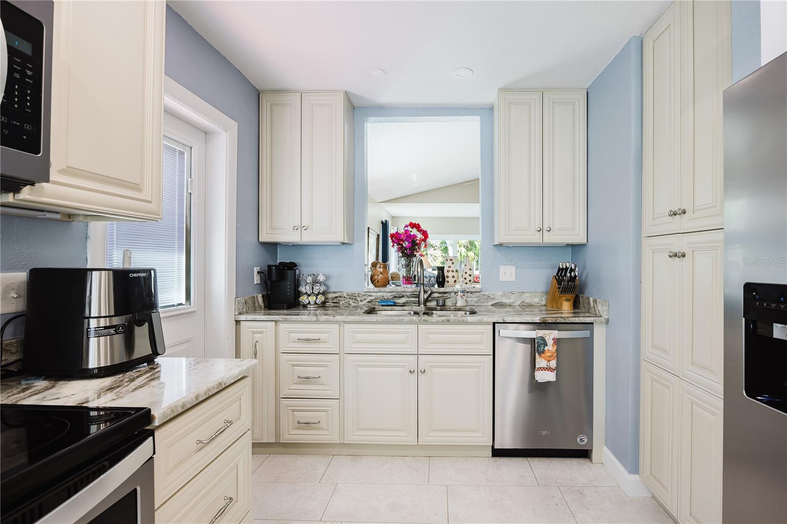 Image 12 of 39 For 689 Linden Drive