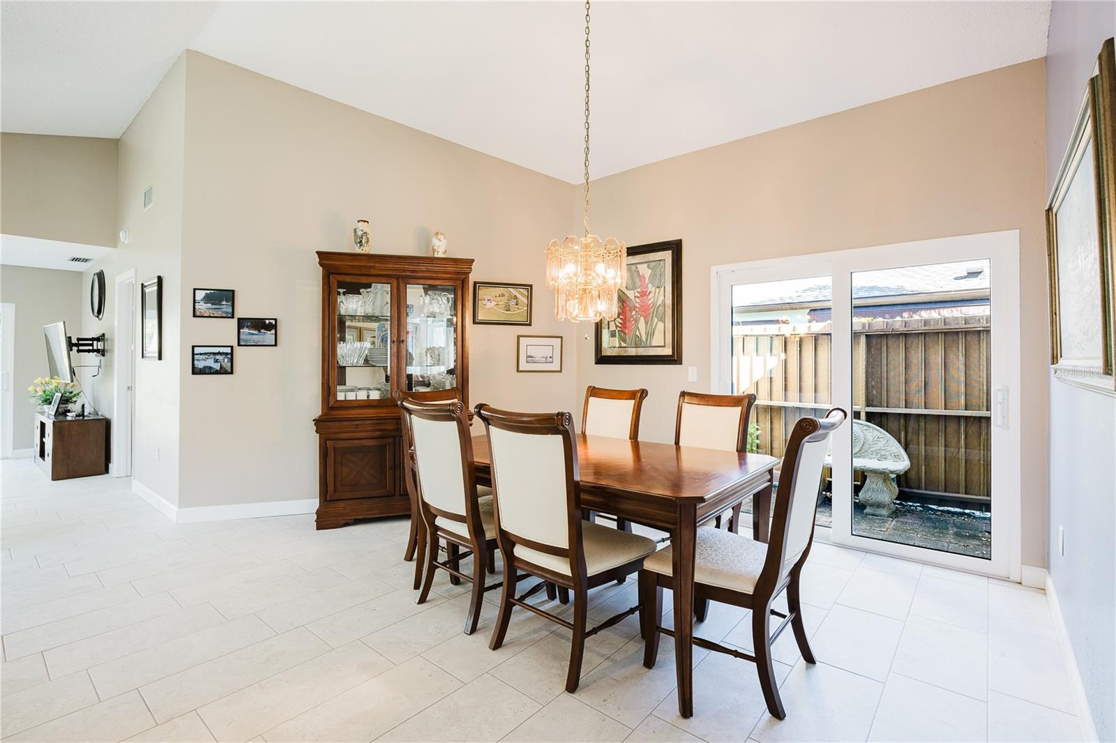 Image 14 of 39 For 689 Linden Drive