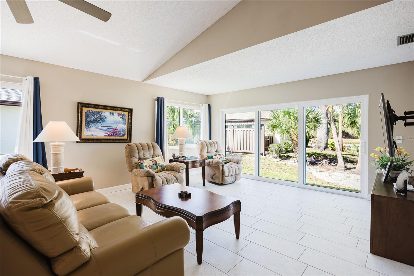 Image 17 of 39 For 689 Linden Drive