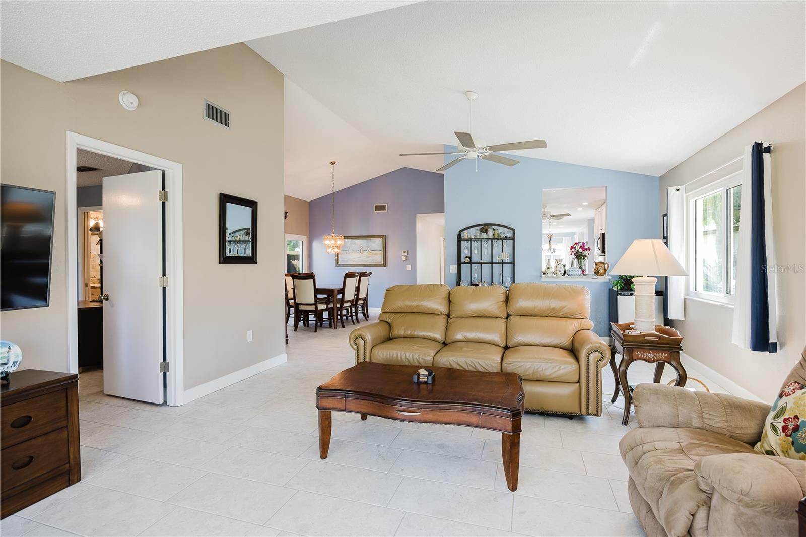 Image 19 of 39 For 689 Linden Drive