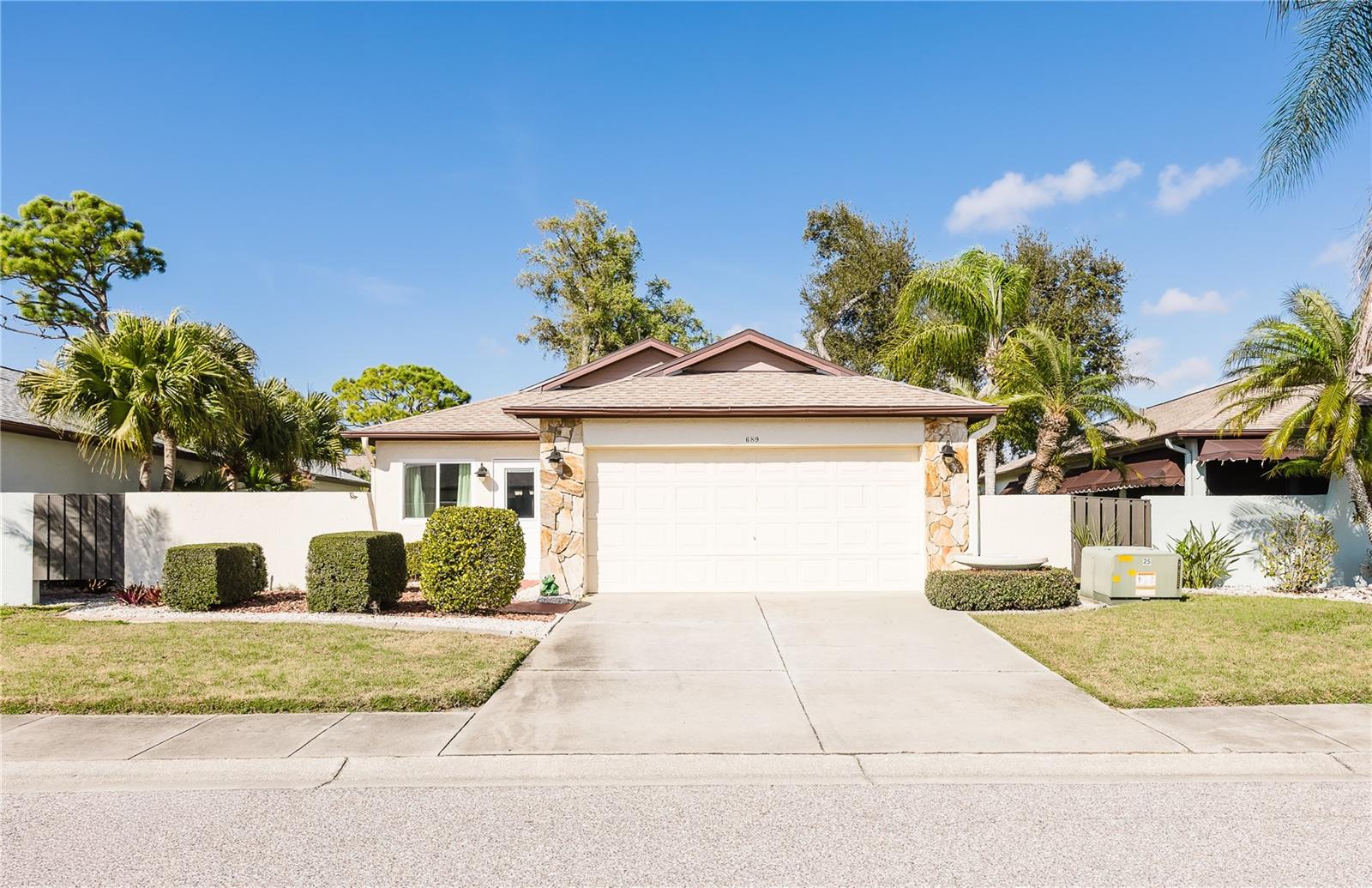 Image 2 of 39 For 689 Linden Drive