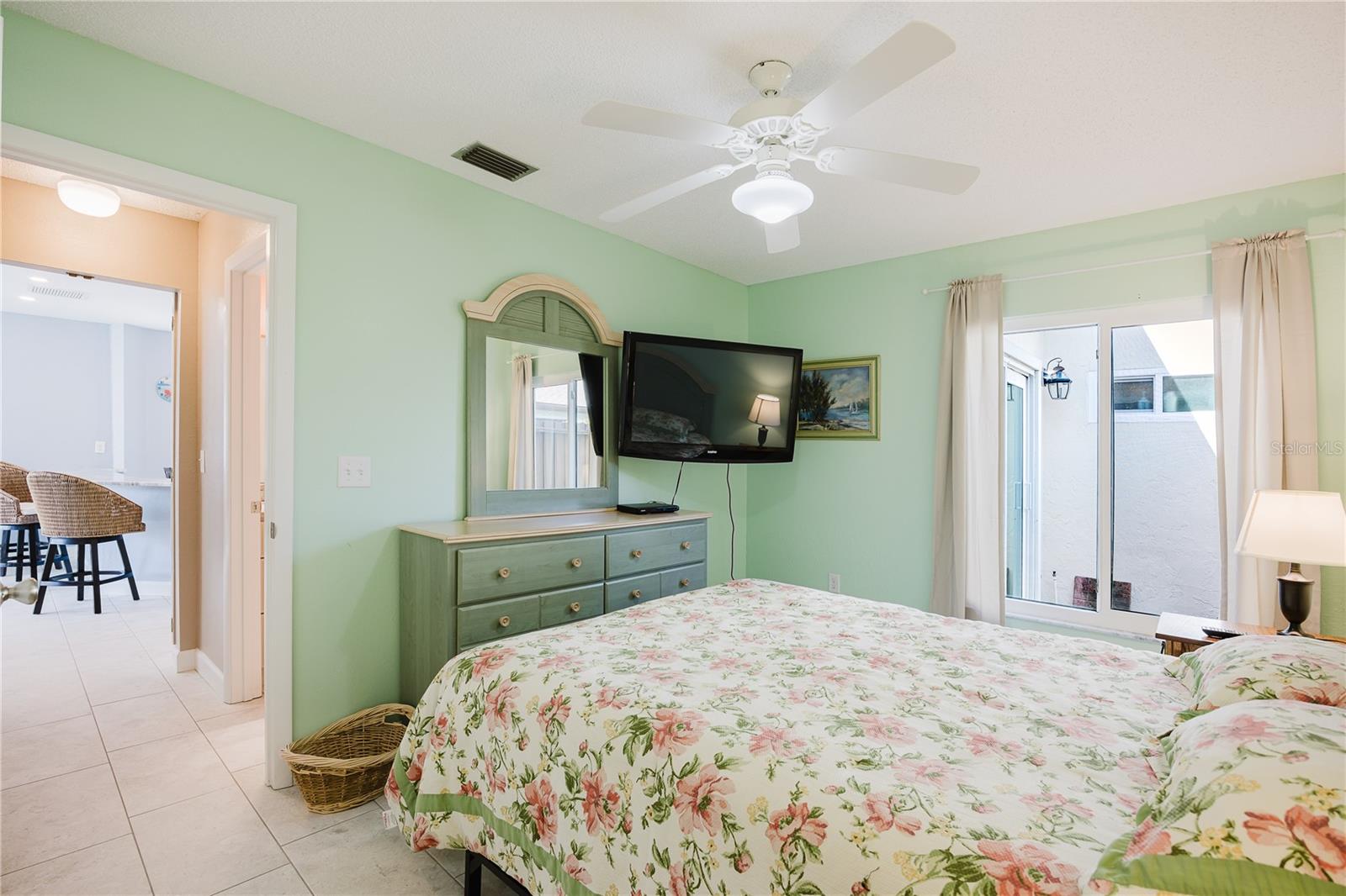 Image 25 of 39 For 689 Linden Drive