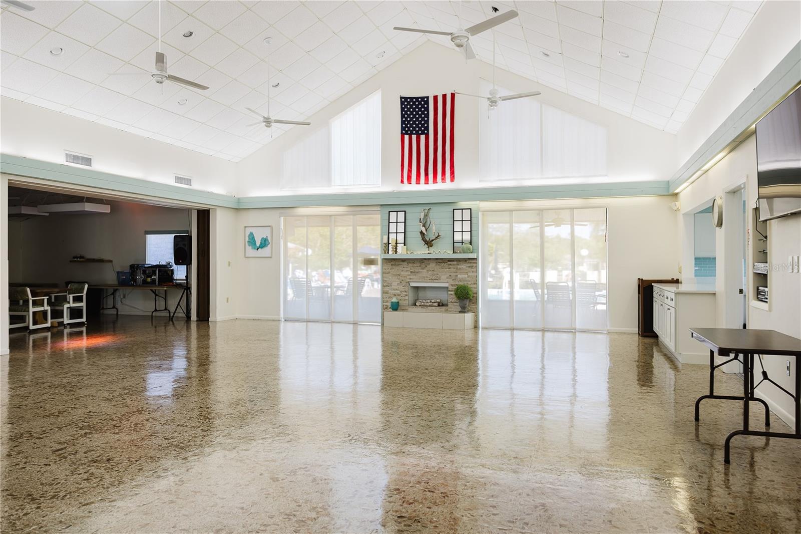 Image 33 of 39 For 689 Linden Drive