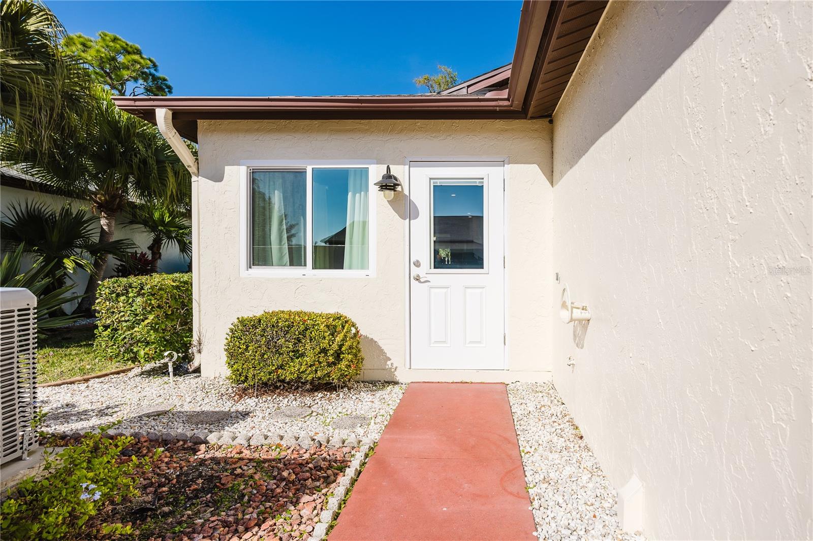 Image 6 of 39 For 689 Linden Drive