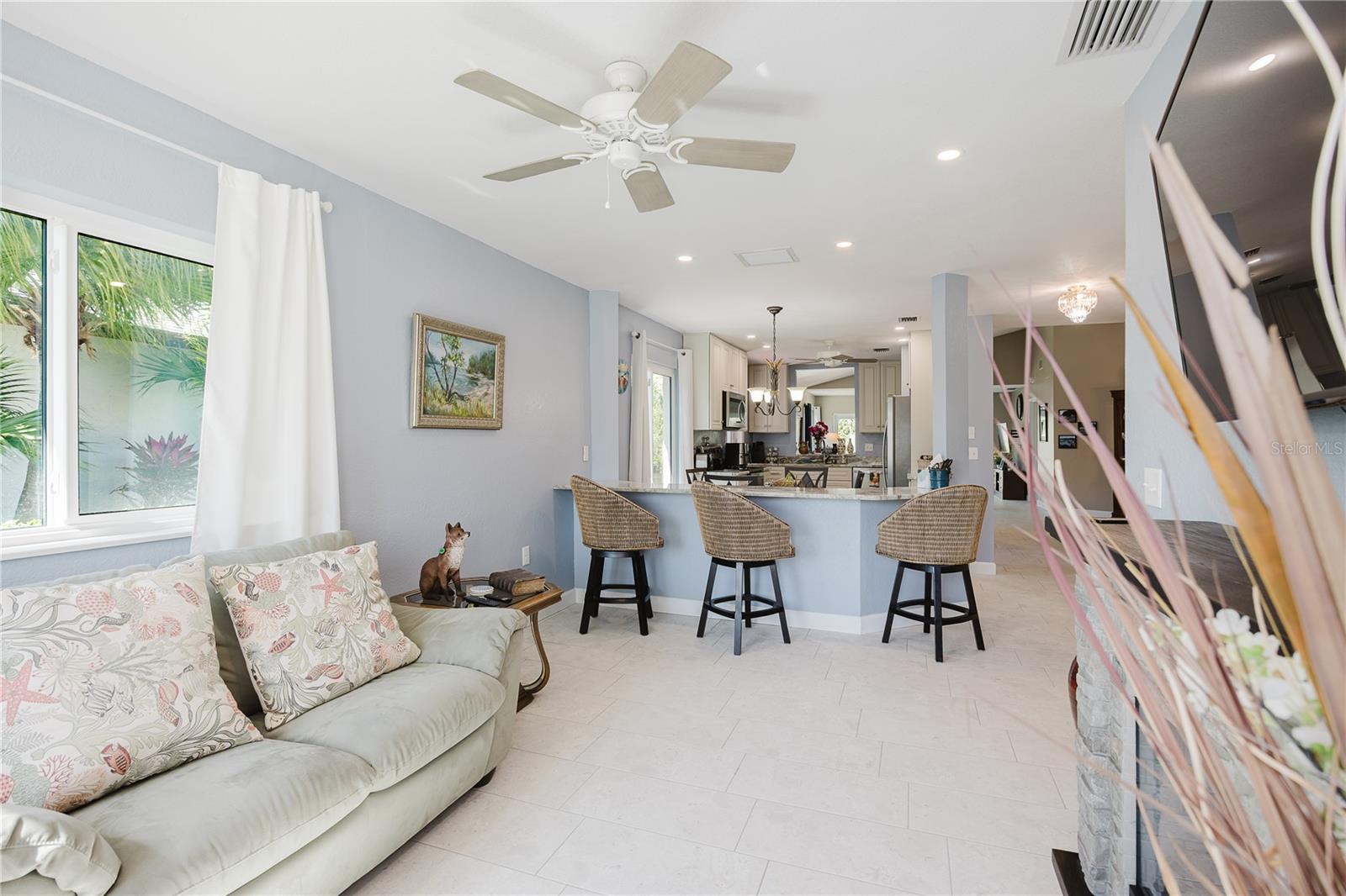 Image 7 of 39 For 689 Linden Drive