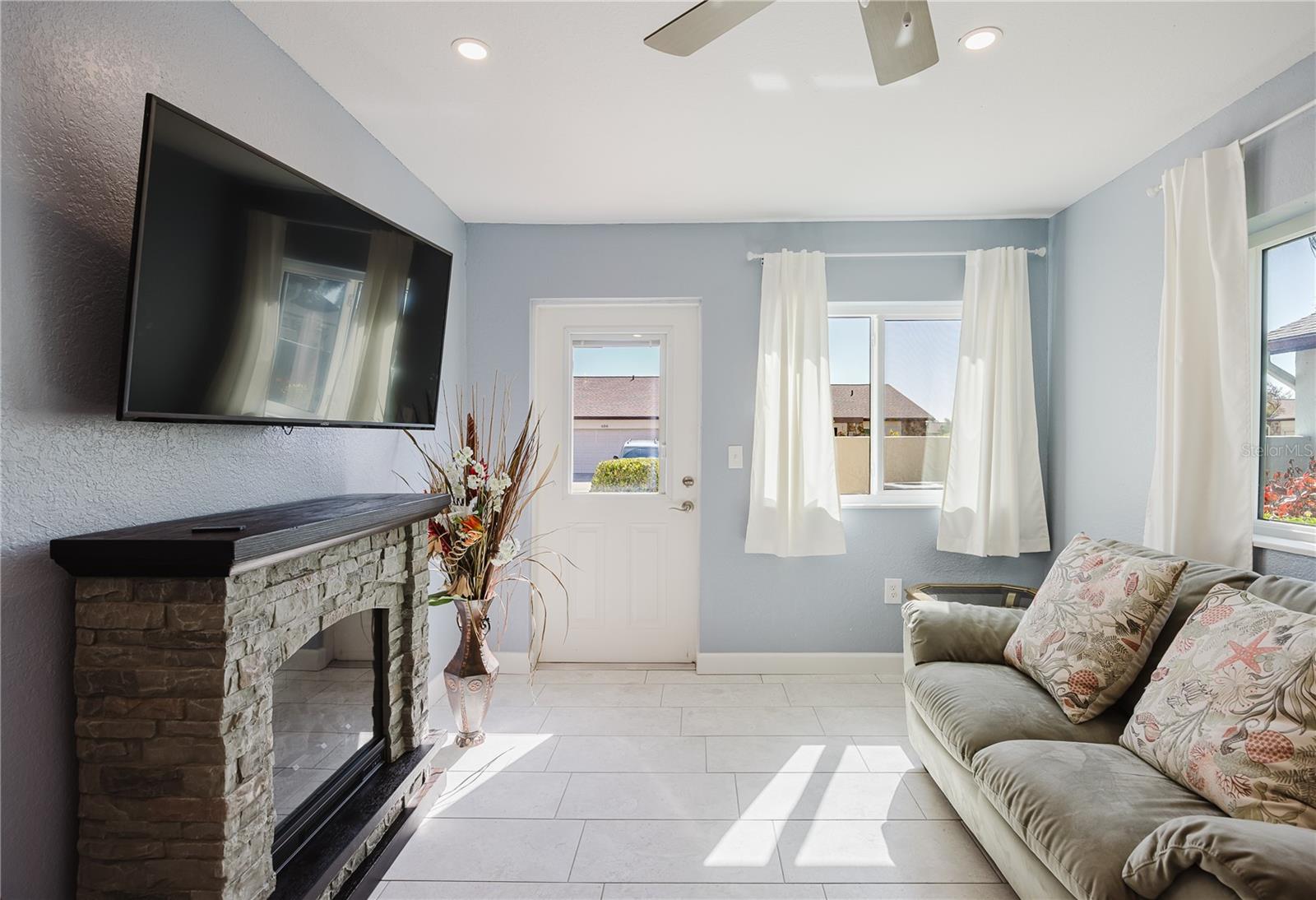 Image 8 of 39 For 689 Linden Drive