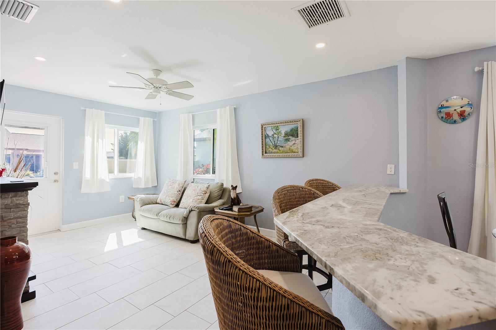 Image 9 of 39 For 689 Linden Drive