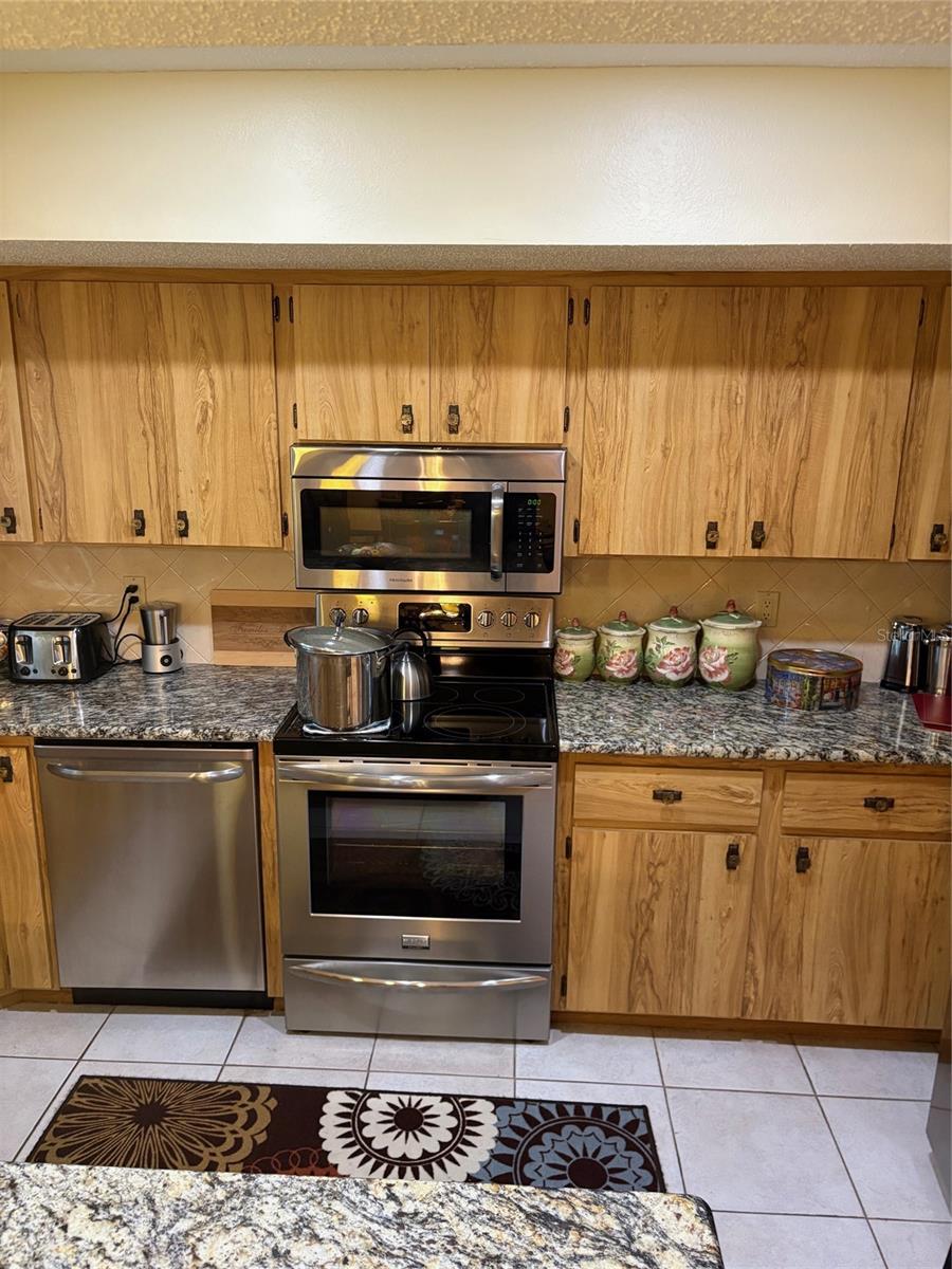 Image 40 of 75 For 321 Venetia Avenue