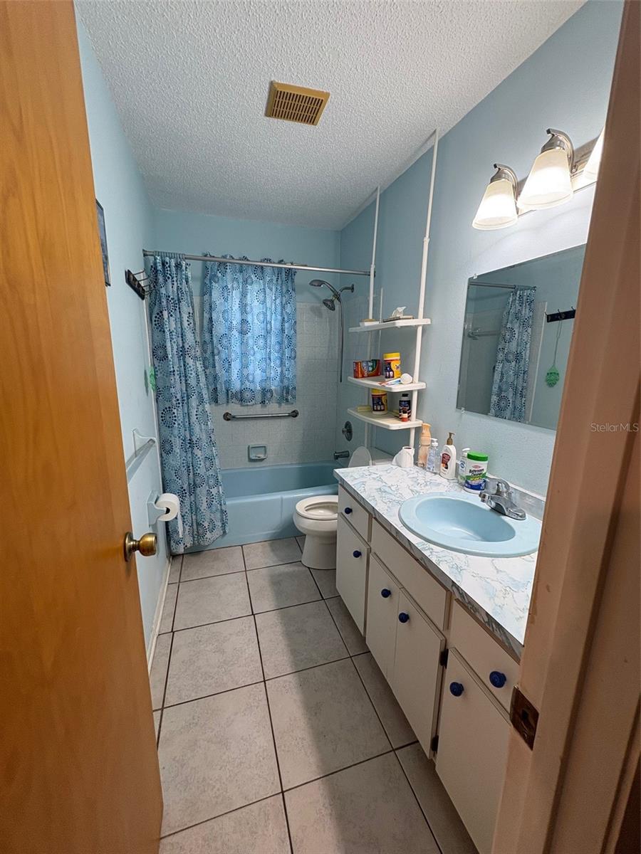 Image 60 of 75 For 321 Venetia Avenue