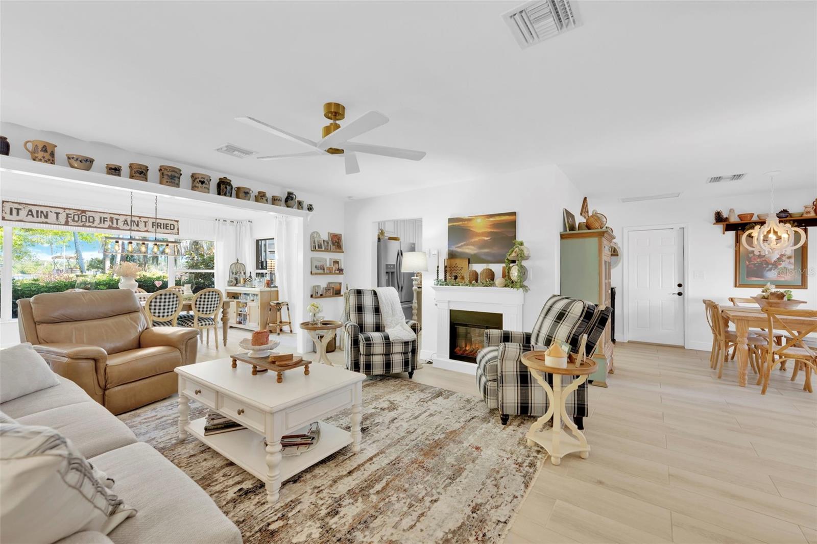 Image 11 of 52 For 14526 Riverside Drive