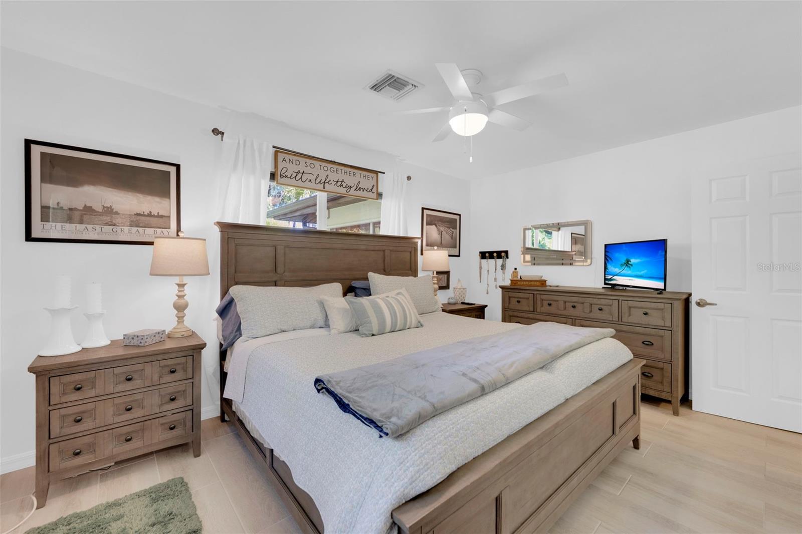 Image 13 of 52 For 14526 Riverside Drive