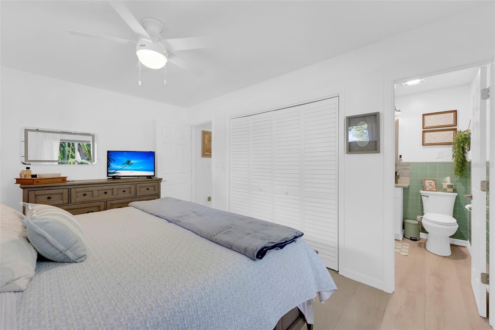 Image 15 of 52 For 14526 Riverside Drive