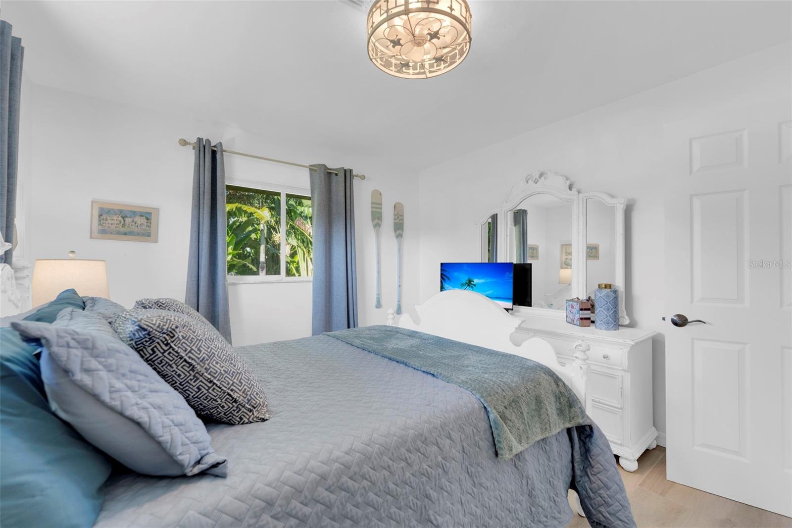 Image 19 of 52 For 14526 Riverside Drive