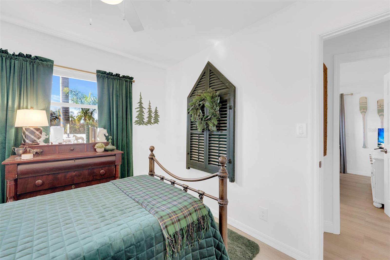 Image 22 of 52 For 14526 Riverside Drive