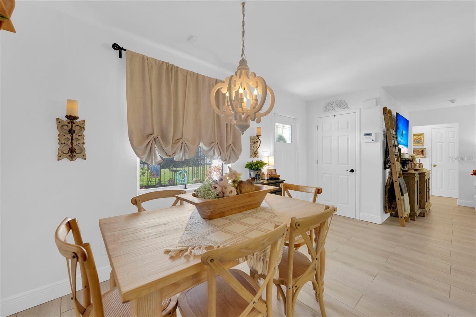 Image 23 of 52 For 14526 Riverside Drive