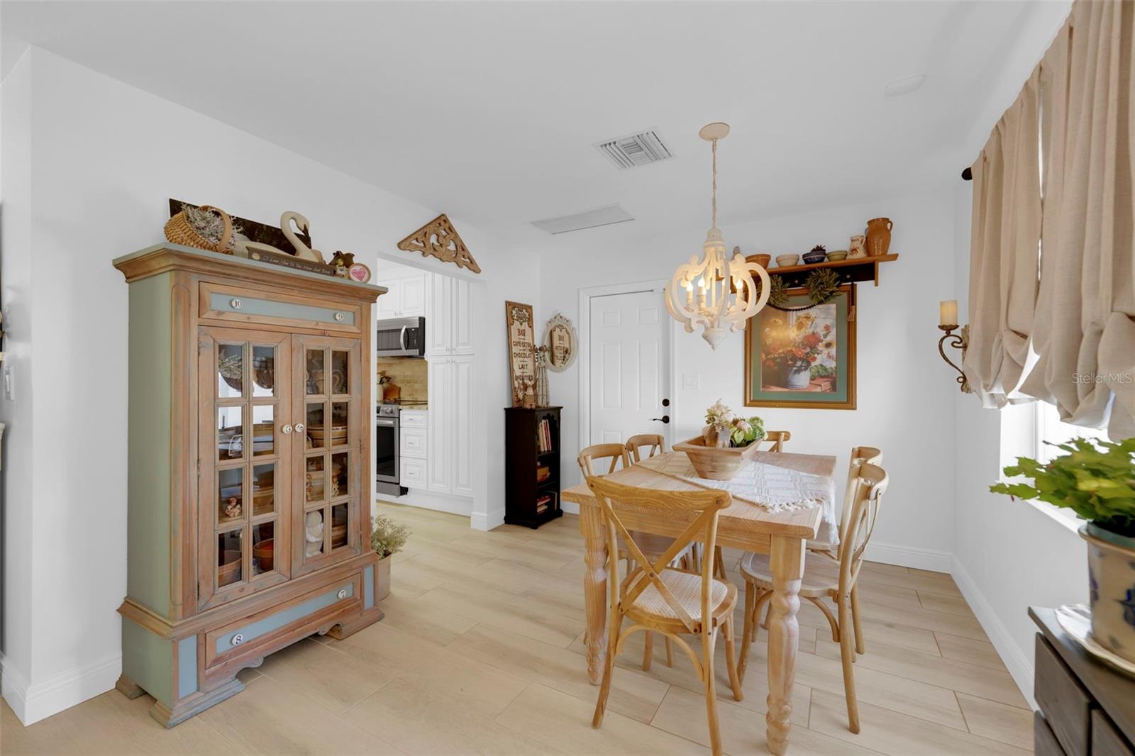 Image 9 of 52 For 14526 Riverside Drive