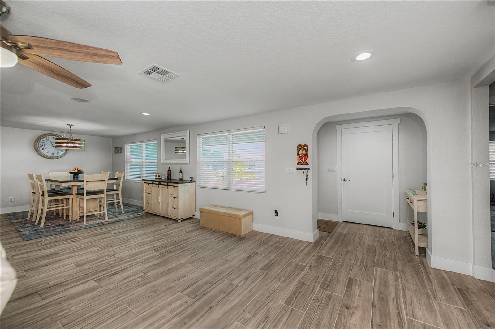 Image 16 of 95 For 121 Sinclair Street Se