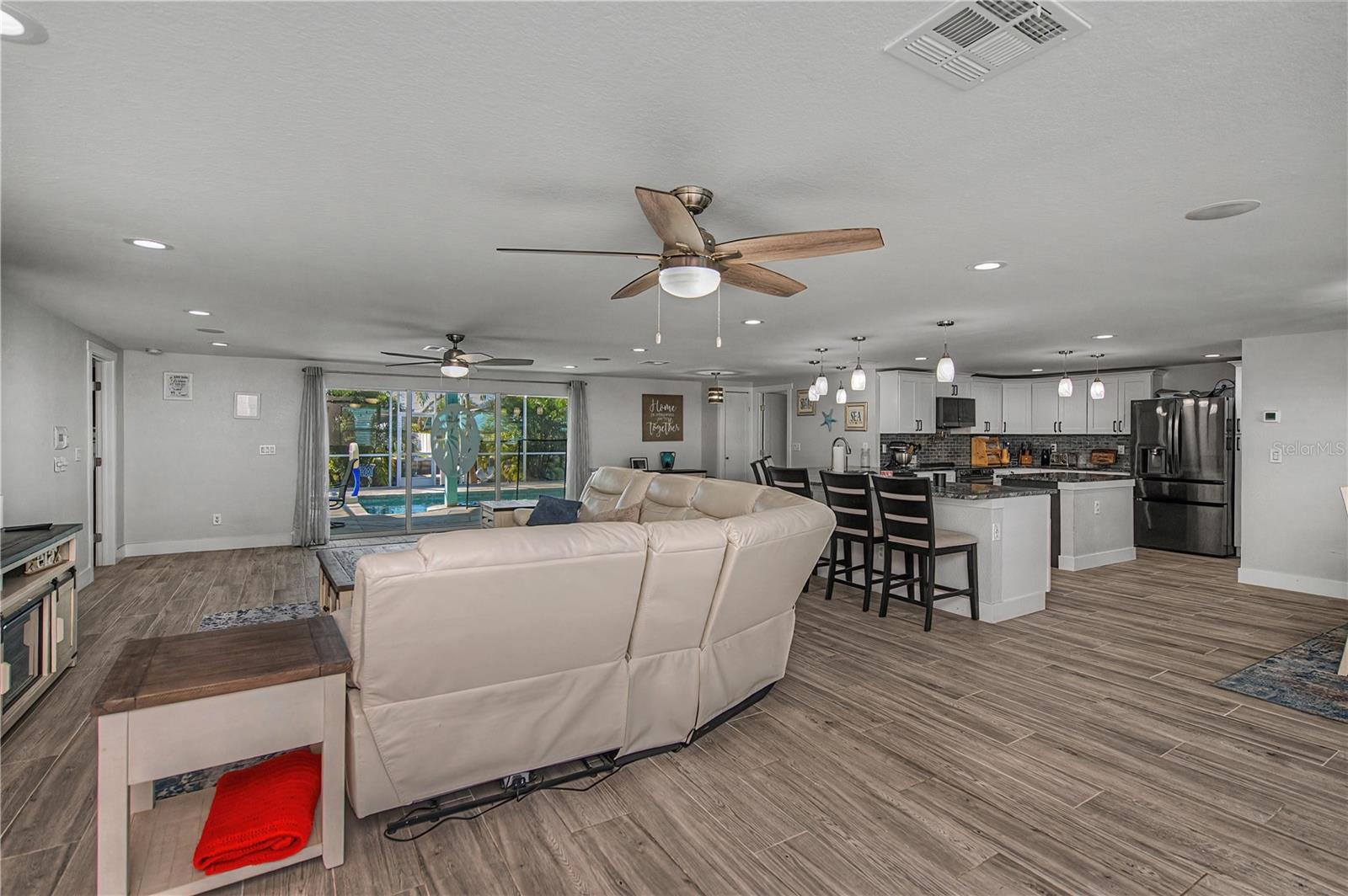 Image 18 of 95 For 121 Sinclair Street Se