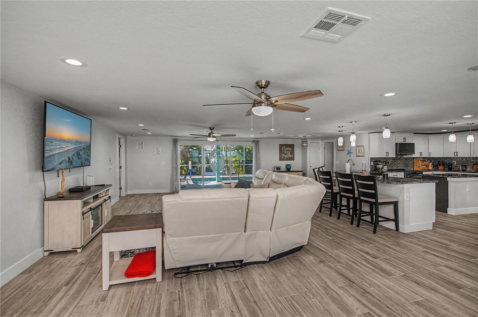 Image 19 of 95 For 121 Sinclair Street Se