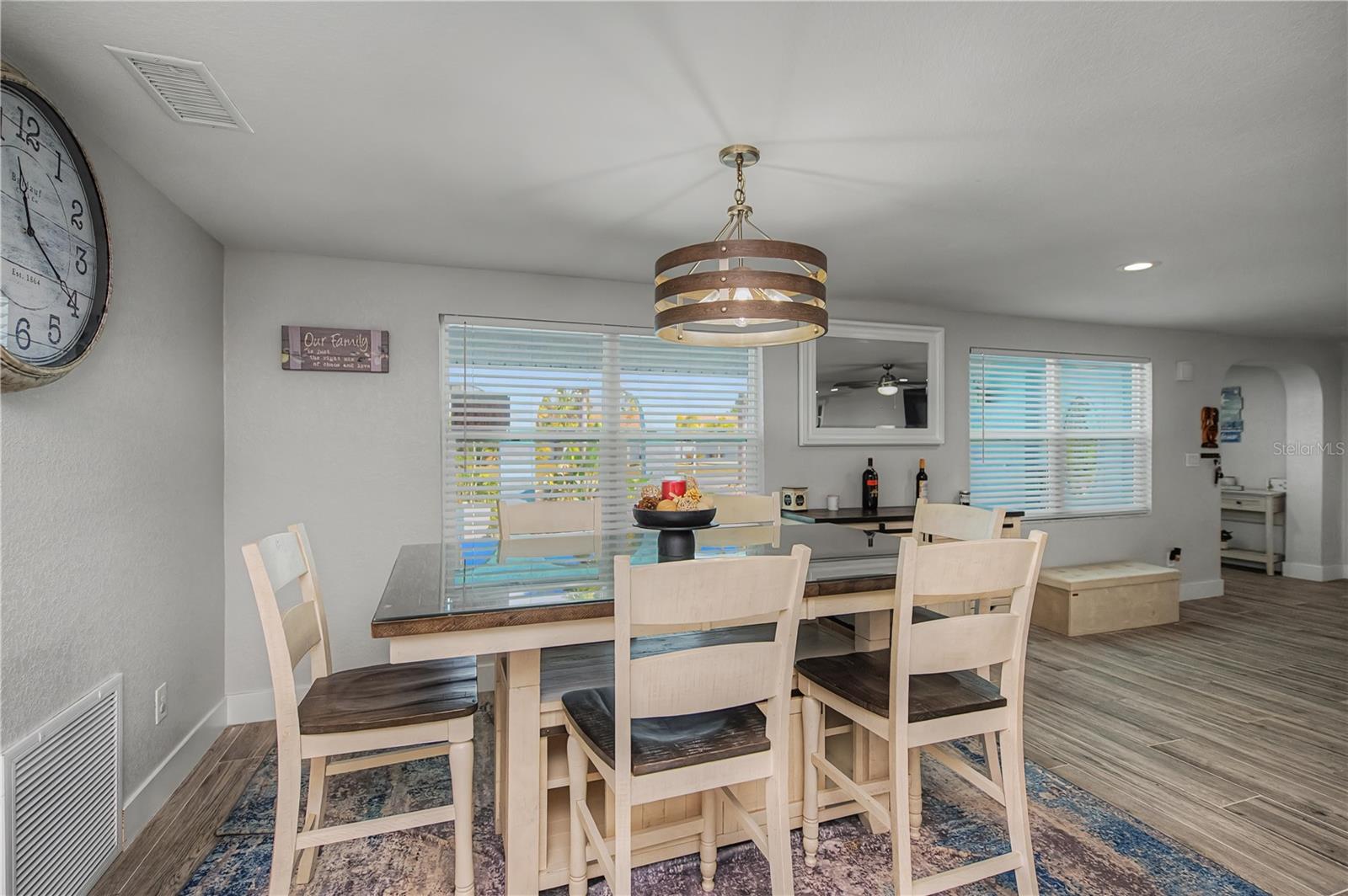 Image 24 of 95 For 121 Sinclair Street Se