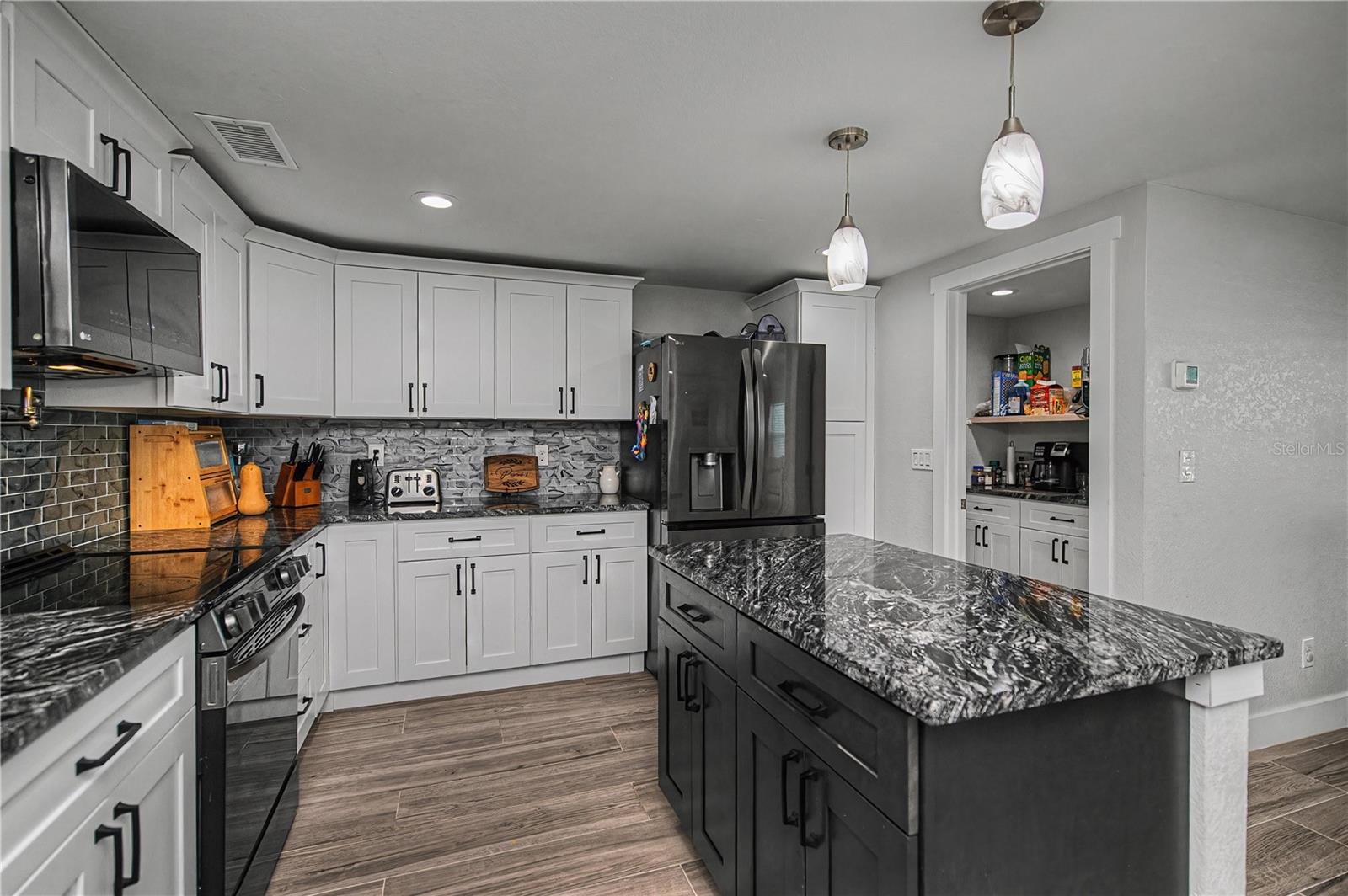 Image 28 of 95 For 121 Sinclair Street Se