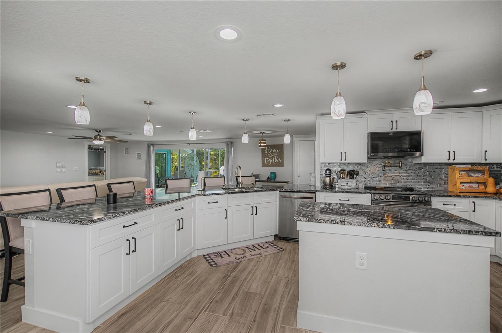 Image 30 of 95 For 121 Sinclair Street Se