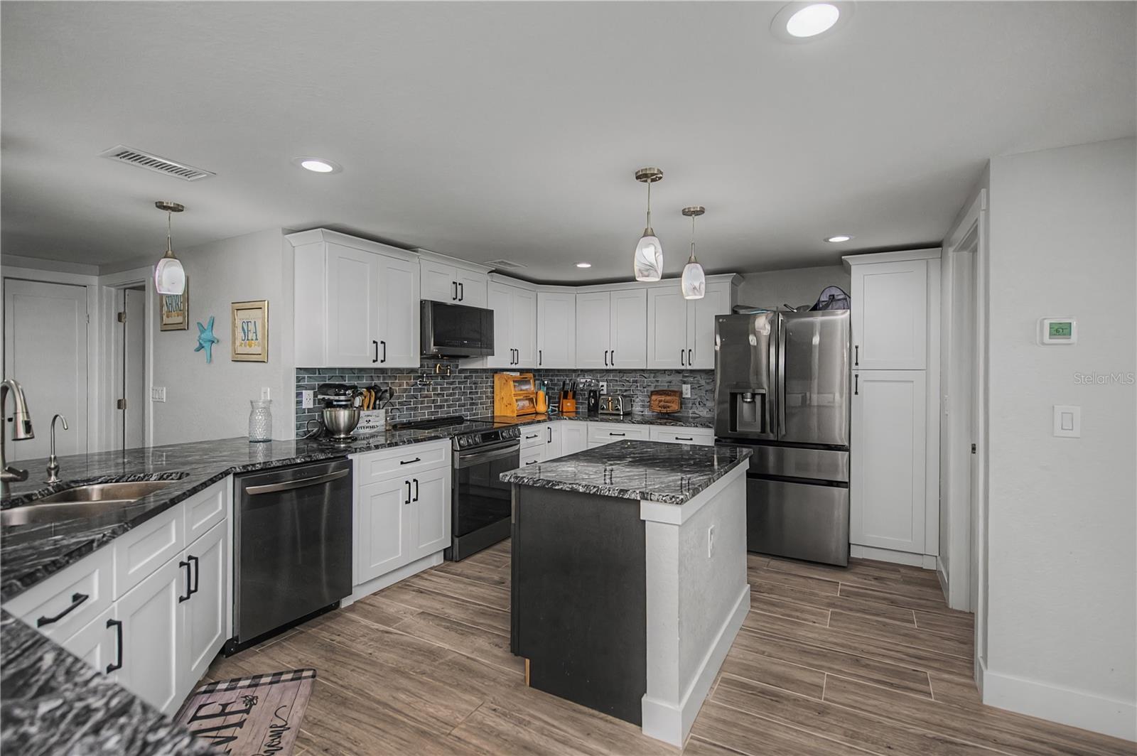 Image 31 of 95 For 121 Sinclair Street Se