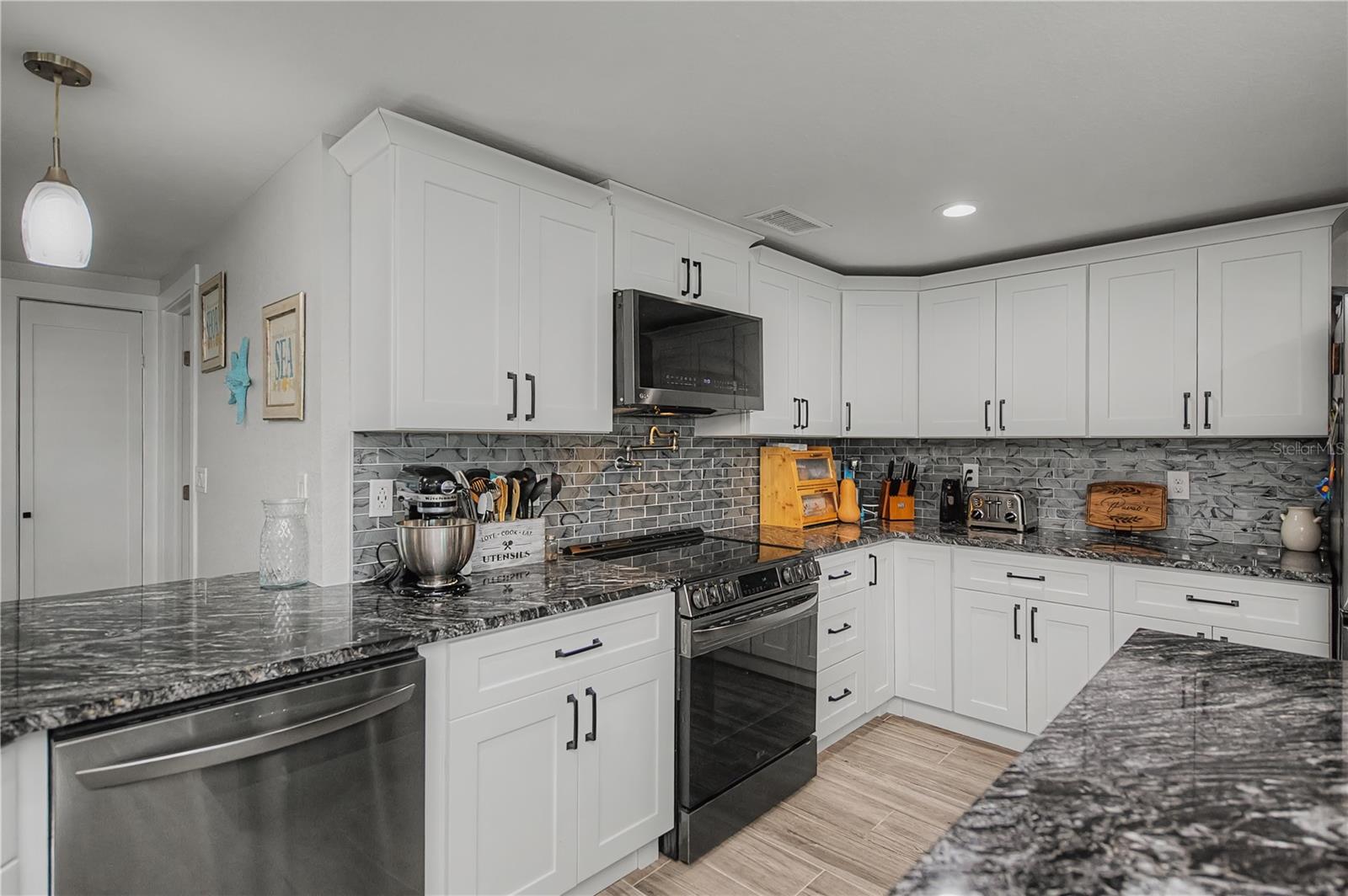 Image 32 of 95 For 121 Sinclair Street Se