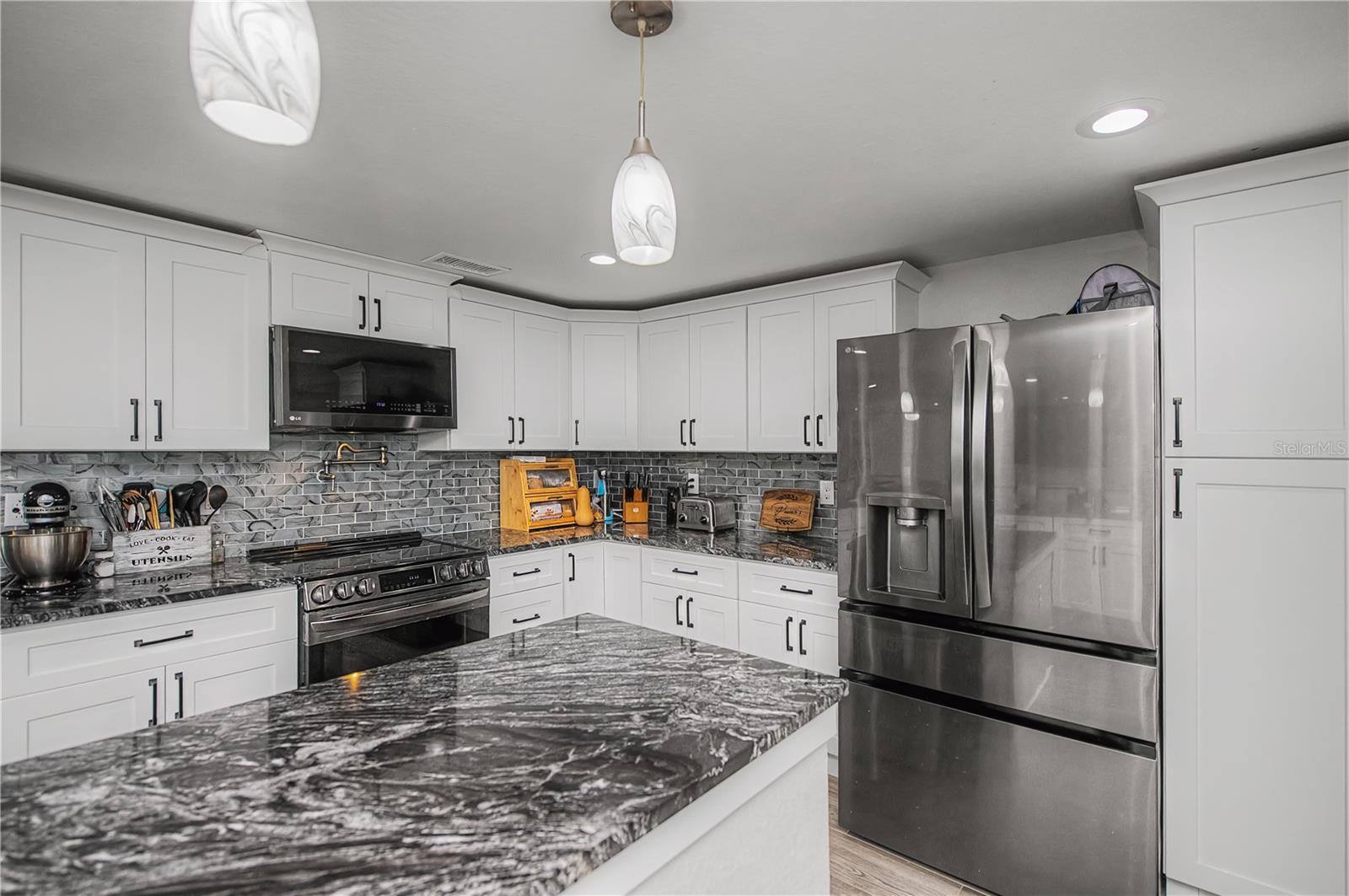 Image 33 of 95 For 121 Sinclair Street Se