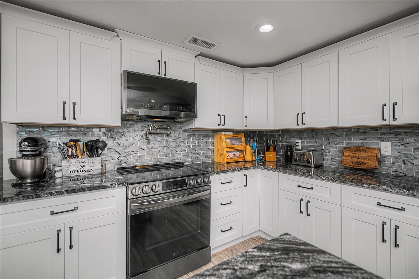 Image 34 of 95 For 121 Sinclair Street Se