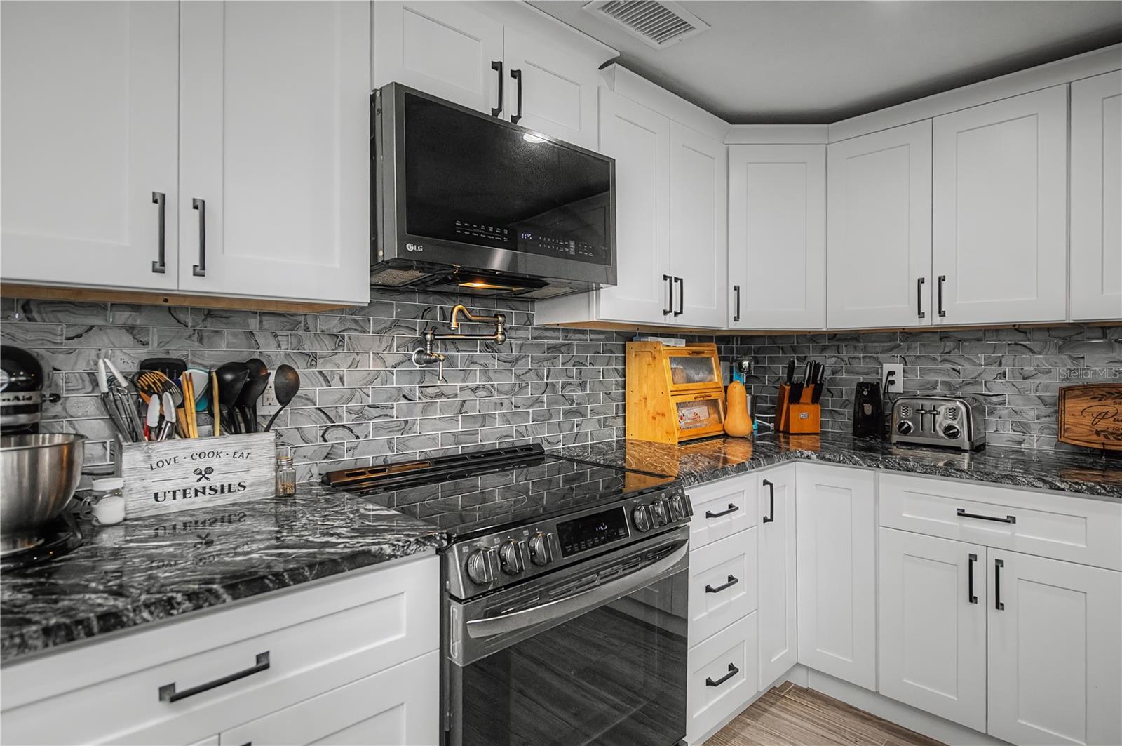 Image 35 of 95 For 121 Sinclair Street Se