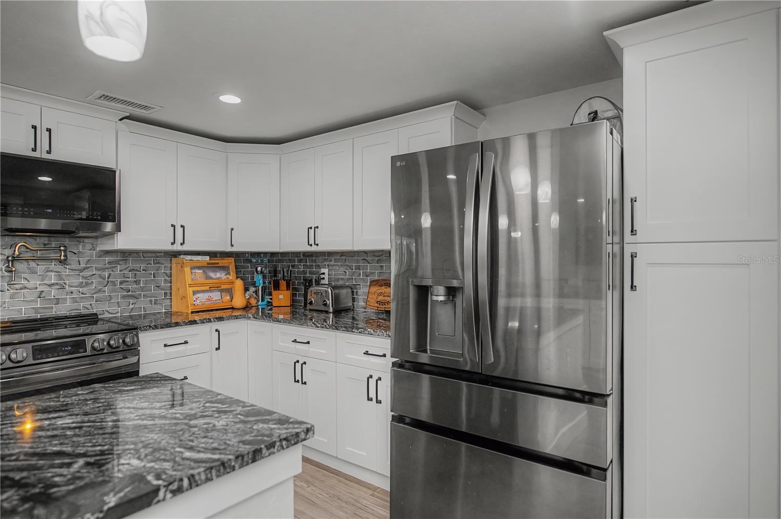 Image 36 of 95 For 121 Sinclair Street Se