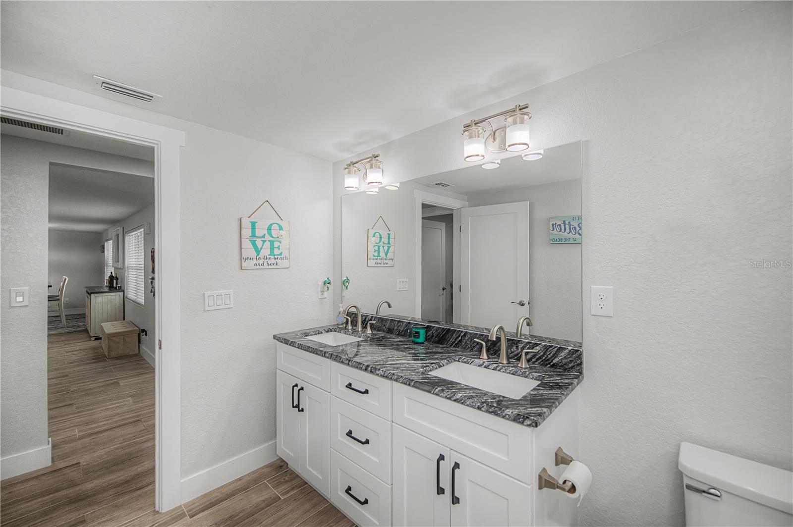 Image 61 of 95 For 121 Sinclair Street Se