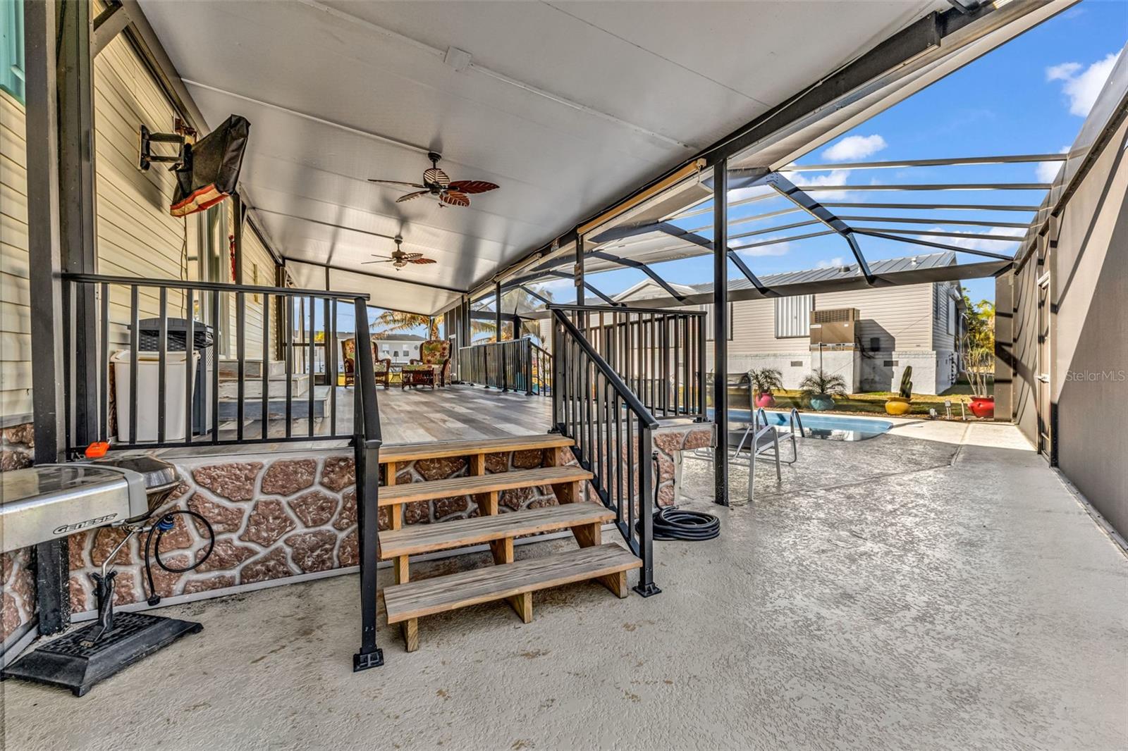 Image 18 of 66 For 700 Longbeach Court