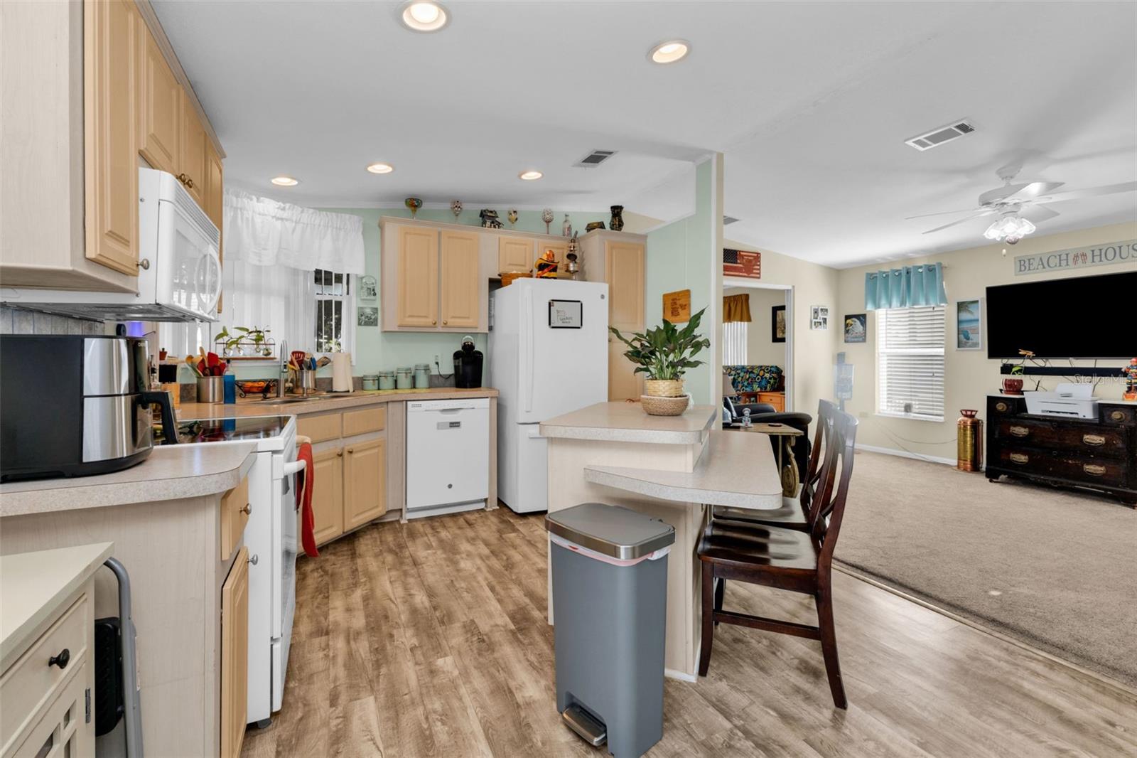 Image 32 of 66 For 700 Longbeach Court